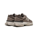New Balance 9060 sneakers casual in camoscio marrone 'Mushroom' da uomo