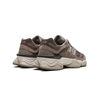 New Balance 9060 sneakers casual in camoscio marrone 'Mushroom' da uomo
