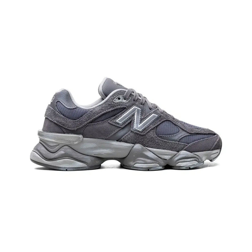 New Balance 9060 Sneakers retrò in camoscio grigio da uomo