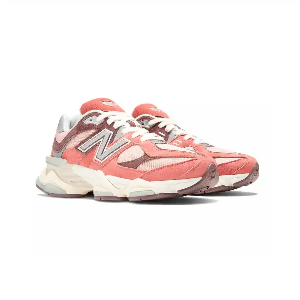 New Balance 9060 Sneakers retrò in camoscio rosa e beige da donna