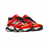 Baskets New Balance 9060 pour hommes en rouge, jaune et noir - design futuriste
