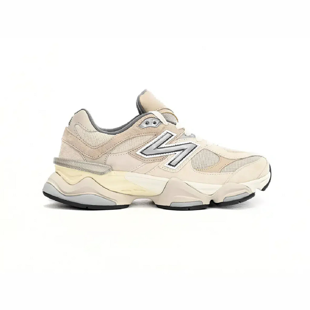 New Balance 9060 Sneakers casual in camoscio beige chiaro da uomo