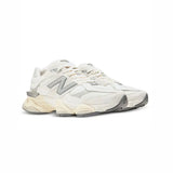 New Balance 9060 sneakers retrò in camoscio bianco da uomo