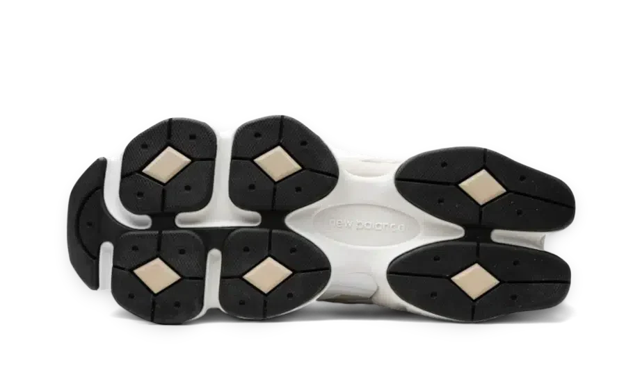 New Balance 9060 sneakers unisex – stile retrò con dettagli in pelle scamosciata e mesh, suola spessa e colorazione Turtledove